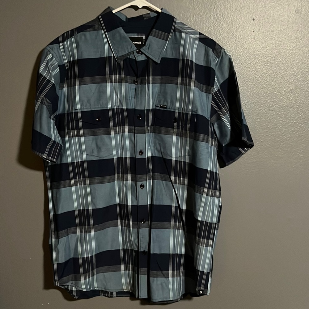 Hurly short sleeve button up navy blue with stripes XL like new.